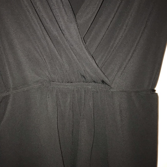 Sleeveless V-Neck Blouse - Picture 6 of 9